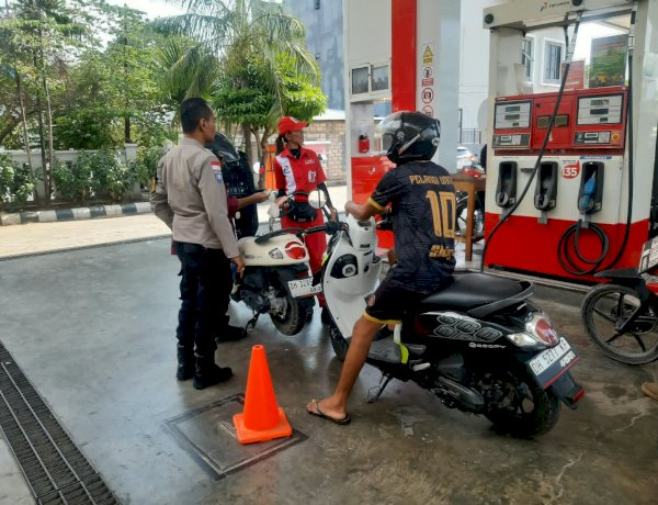 Antrean Panjang BBM, Bhabinkamtibmas Polsek Kota Raja Turun Pantau SPBU di Wilayah Binaan.