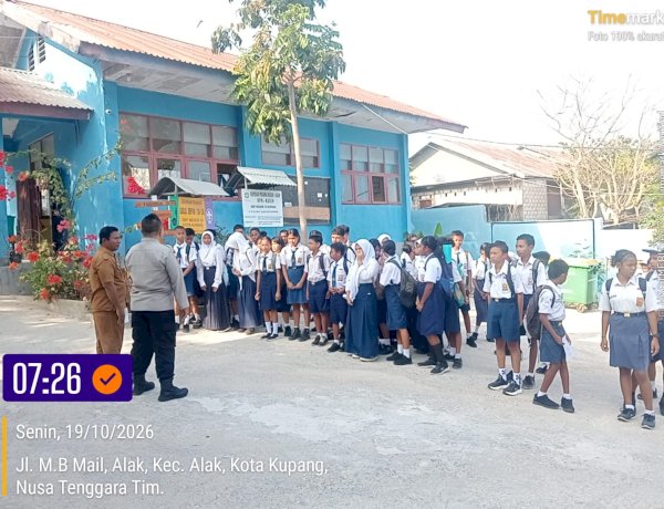 Hadir dengan Pendekatan Humanis, Bhabinkamtibmas Penkase Oeleta Bersama Guru Bina Kedisiplinan Siswa SMP Negeri 14 Kupang.
