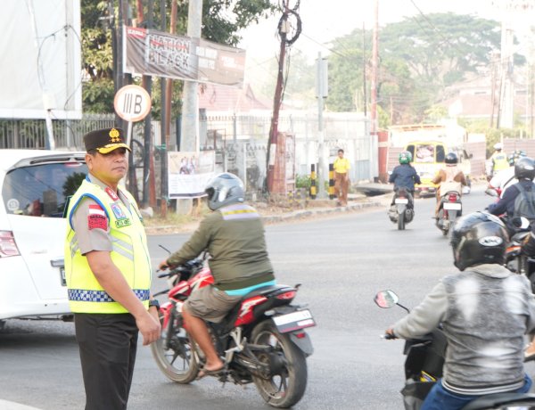 Tak Hanya Memberi Arahan, Kapolda dan Wakapolda NTT Turun Langsung Atur Lalu Lintas di Jam Sibuk Pagi.