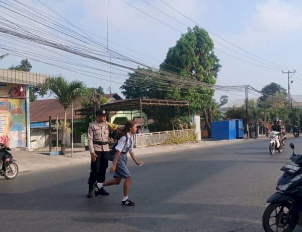 Strong Point Pagi Polsek Maulafa: Polisi Hadir Atur Lalu Lintas dan Bantu Penyeberangan Pelajar.