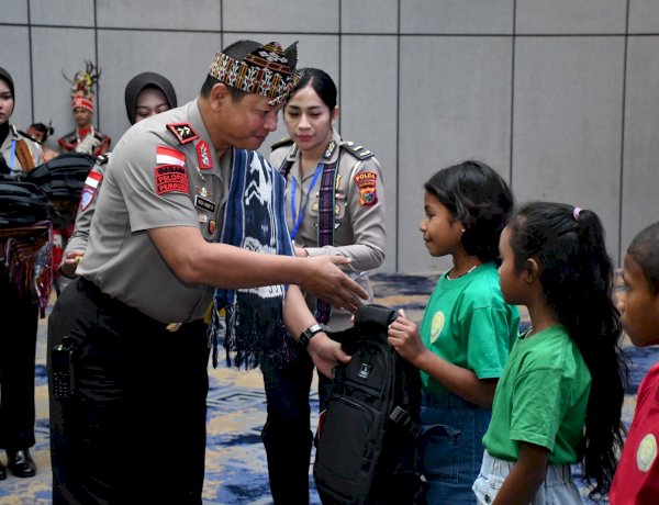 Wujud Kepedulian dan Kasih Sayang, Kapolda NTT Berikan Tali Asih dan Peralatan Sekolah kepada Anak Yatim di Rakernis Ditlantas 2026.