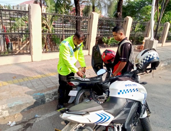 Sigap dan Humanis, IPDA Nyoman Pasek Kanit Patwal Satlantas Polresta Kupang Kota Bantu Pengendara Kehabisan BBM di Jalan Raya.
