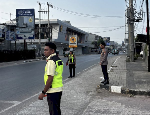 Wujudkan Lalu Lintas Tertib dan Aman, Kapolresta Kupang Kota Pimpin Pengaturan di Jalan Frans Lebu Raya.