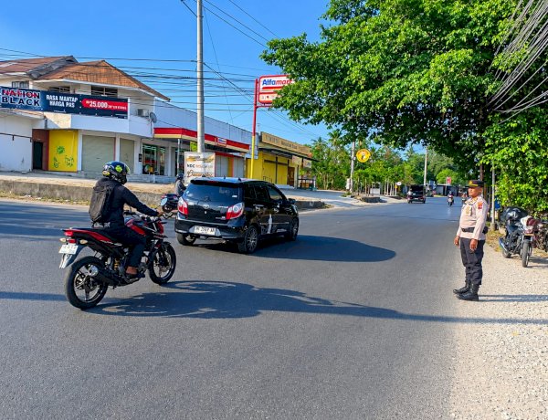 Kapolsek Maulafa Pimpin Kegiatan Strong Point di Titik Rawan Macet, Arus Lalu Lintas Pagi Terpantau Lancar.