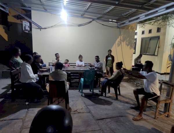 Mediasi Humanis Polsek Kota Raja, Perkelahian Sesama Pedagang Berakhir dengan Kesepakatan Damai.
