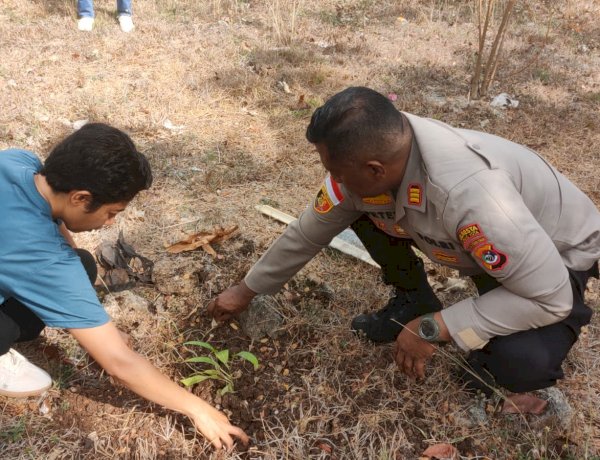 Polsek Maulafa Gelar Green Policing, Tanam Anakan Merbau dan Ketapang Kencana di Median Jalur 40 Kolhua.