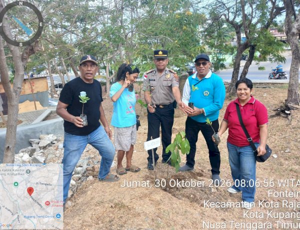 Dukung Program Quick Wins Kapolri, Polsek Kota Raja Bersama Warga Tanam 20 Anakan Pohon di Taman Fontein