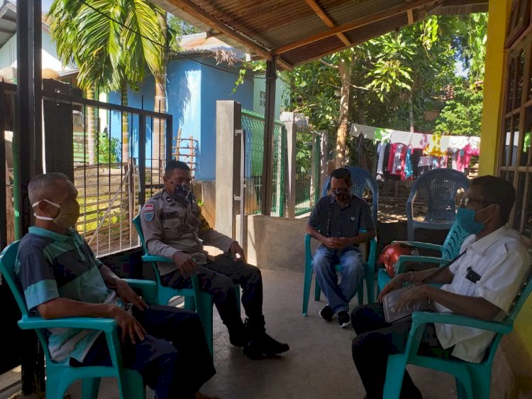Bhabinkamtibmas Kelurahan Bakunase Berikan Himbauan Wajib Gunakan Masker Cegah Penyebaran Virus Corona