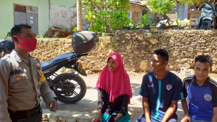 Demi Memutus Rantai Penyebaran Virus Covid-19, Bhabinkamtibmas Kelurahan Fatufeto Berikan Imbauan Kepada Warga Binaan Agar Tetap Pakai Masker