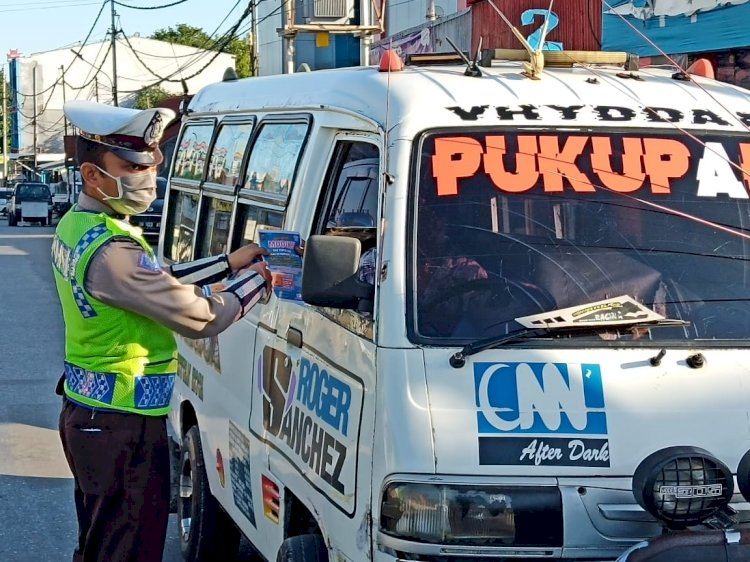 Cegah Penyebaran Virus Covid-19, Satlantas Polres Kupang Kota Bagikan Sticker dan Brosur Tunda Mudik ke Pengendara