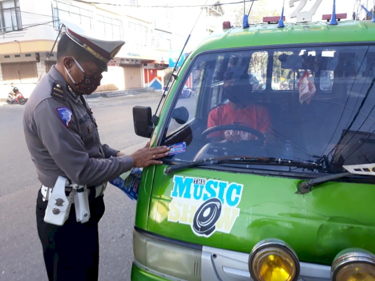 HIMBAUAN PENCEGAHAN COVID-19 DAN PEMBAGIAN BROSUR DILARANG MUDIK OLEH SATLANTAS POLRES KUPANG KOTA