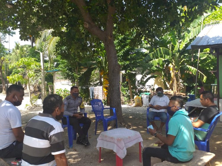 Bhabinkamtibmas Bersama Ketua LPM dan Ketua RT Kelurahan Airnona, Himbau Warganya Cegah Virus Corona