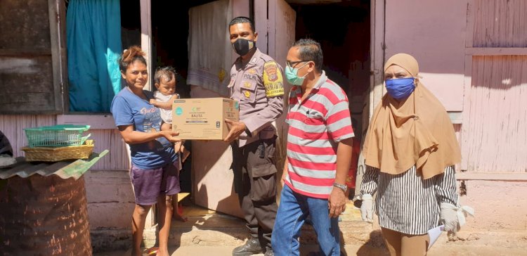 Mencegah Kekurangan Gizi, Bhabinkamtibmas Bersama Petugas Puskesmas Kelurahan Bakunase II Beri Bantuan Asupan Gizi