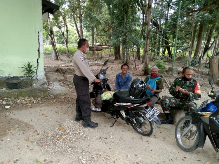 Bhabinkamtibmas Bersama Babinsa Kelurahan Fatukoa Himbau Masyarakat Gunakan Masker Cegah Virus Corona