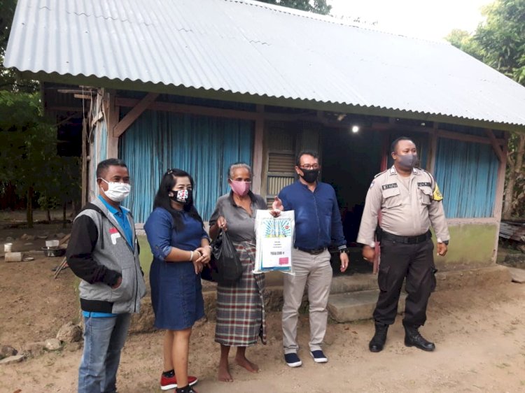 Bhabinkamtibmas Kelurahan Kolhua Bersama Tim Bintang Flobamora Tupperware Bagi Masker dan Bantuan Kepada Warga Kurang Mampu