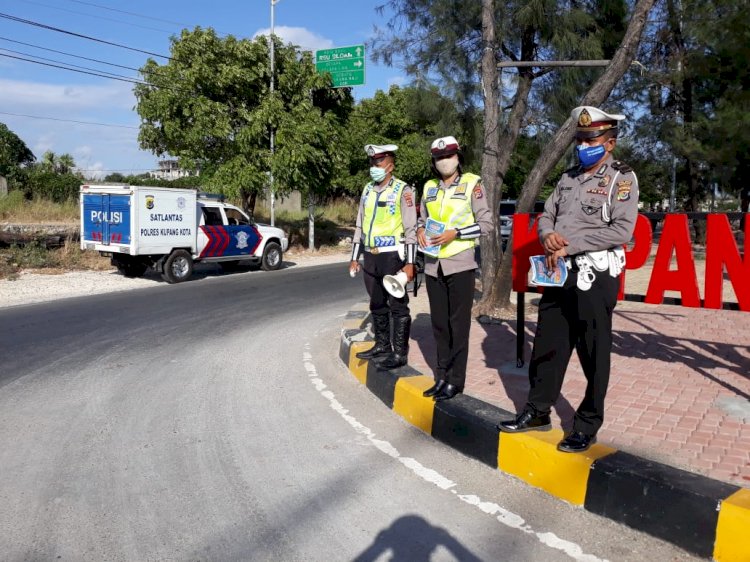 CEGAH PENYEBARAN COVID-19, SATLANTAS POLRES KUPANG KOTA BAGIKAN BROSUR TUNDA MUDIK PADA PENGENDARA