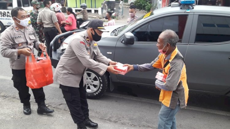 Ditengah Covid-19, Jelang Buka Puasa Wakapolres Bersama Personil Polres Kupang Kota Bagi-bagi Takjil