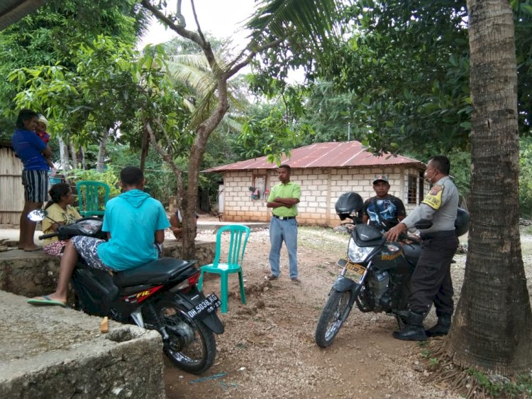 Cegah Virus Covid-19, Bhabinkamtibmas Kelurahan Fatukoa Himbau Warga Tetap Menggunakan Masker dan Jaga Kebersihan