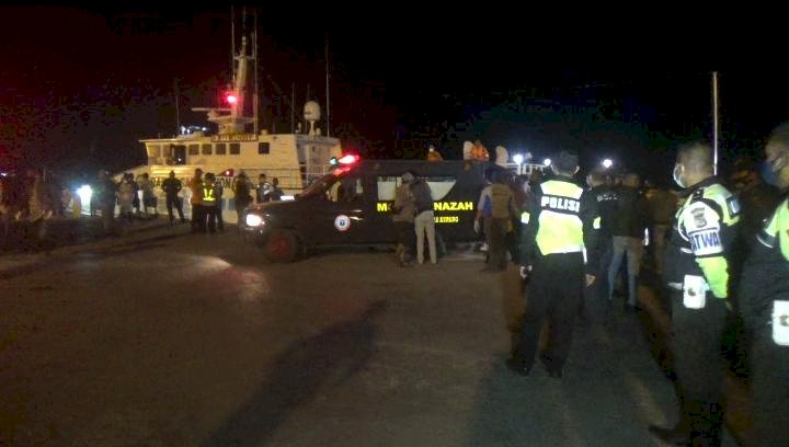 POLRES KUPANG KOTA BERSAMA BASARNAS PROVINSI NTT EVAKUASI KORBAN KM KASIH 25