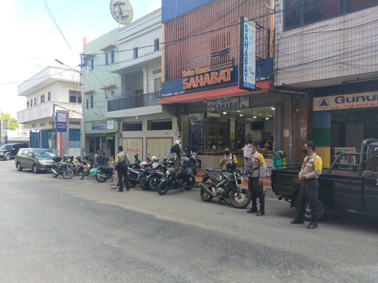 Bhabinkamtibmas Polsek Kelapa Lima Himbau Warga Patuhi Aturan Protokol Kesehatan.