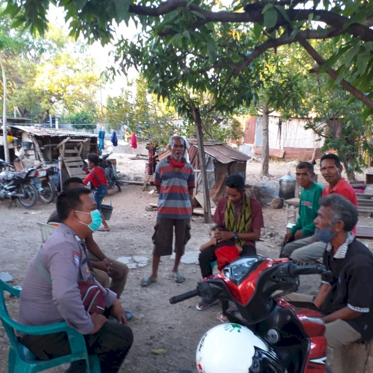 Sambangi Warga yang Berkumpul, Bhabinkamtibmas Kelurahan Lasiana Himbau Warga Patuhi Protokol Kesehatan