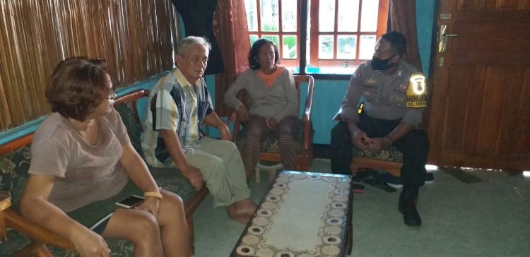 Ingatkan Warga Binaan Pakai Makser, Bhabinkamtibmas Kelurahan Fontein Laksanakan Sambang Door to Door System