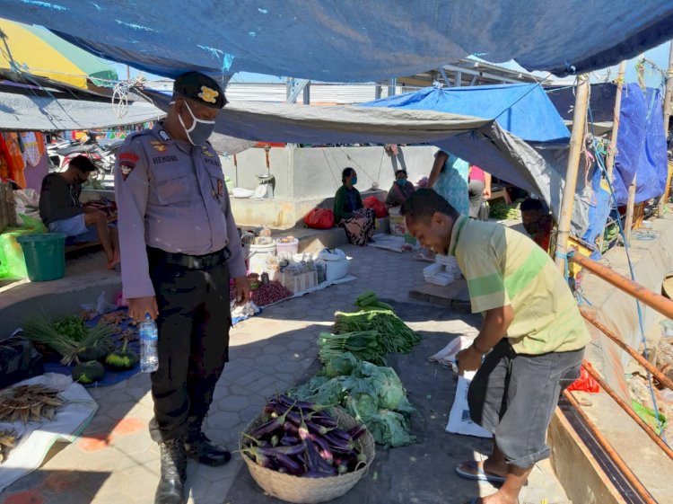 Sat Sabhara Polres Kupang Kota Himbau Warga di Pasar Oesapa Agar Gunakan Masker