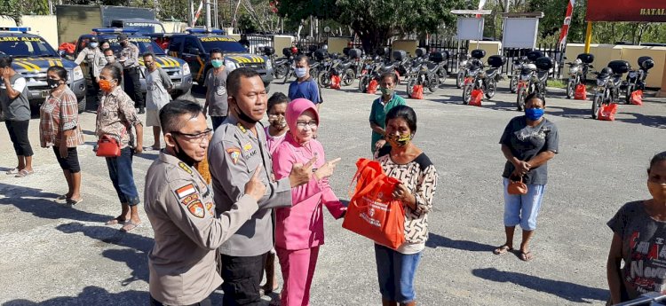 BHABINKAMTIBMAS SALURKAN BANSOS KELUARGA BESAR ALUMNI AKPOL 1991 DALAM RANGKA 29 TAHUN PENGABDIAN