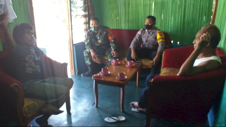 Bhabinkamtibmas dan Babinsa Kelurahan Airnona Berikan Imbauan Ke Warga Tetap Taati Protokol Kesehatan