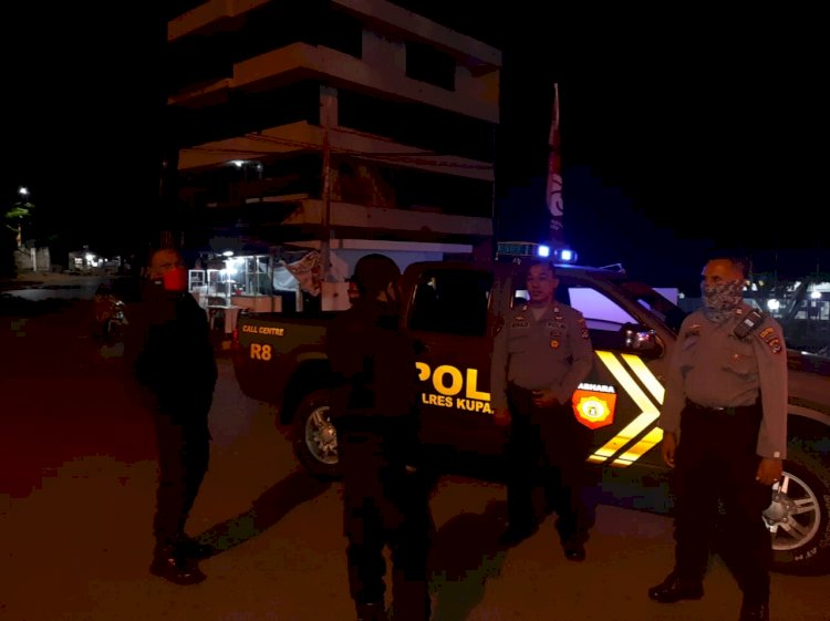 Patroli Malam, Sat Sabhara Polres Kupang Kota  Sampaikan Imbauan Cegah Penyebaran Covid-19