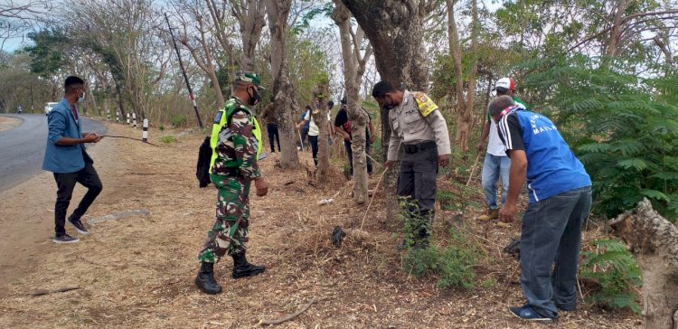 Bhabinkamtibmas Kelurahan Penfui Berpartisipasi Dalam kegiatan kerja Bakti