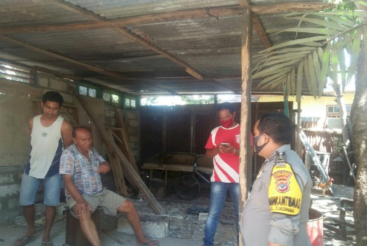 Sambangi Warga, Bhabinkamtibmas Kelurahan Sikumana Himbau Warga Tetap Gunakan Masker