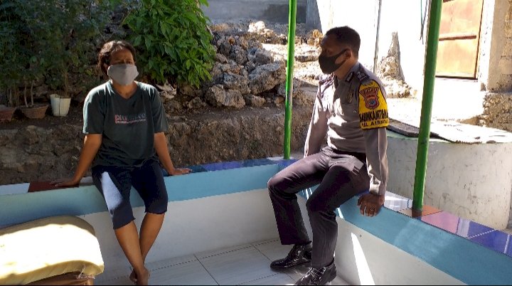 Himbau Terapkan Adaptasi Kebiasaan Baru, Bhabinkamtibmas Kelurahan Airnona Sambangi Warga