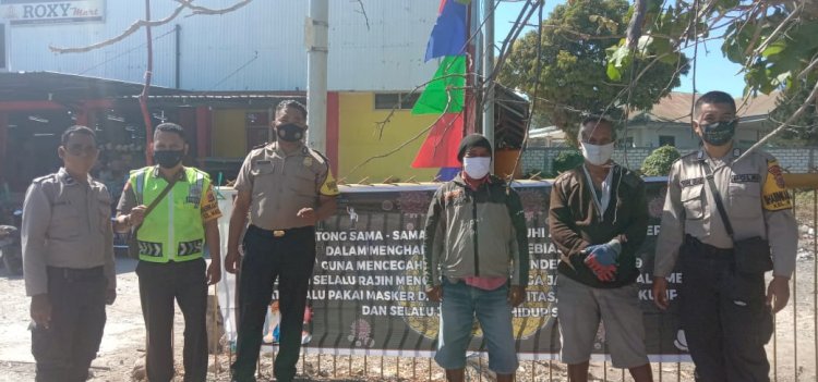 Panit Binmas Polsek Maulafa Bersama Para Babinkamtibmas polsek Maulafa Pasang Spanduk Himbauan