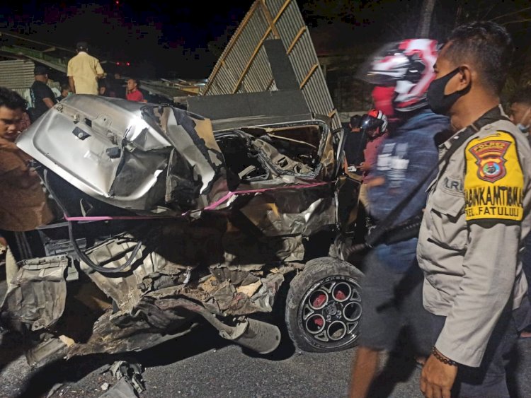 Kecelakaan Maut ! Mobil Truk Air Mengalami Rem Blong Menyebabkan Kecelakaan Beruntun Di Kelurahan Airnona, Polisi Amankan Tempat Kejadian