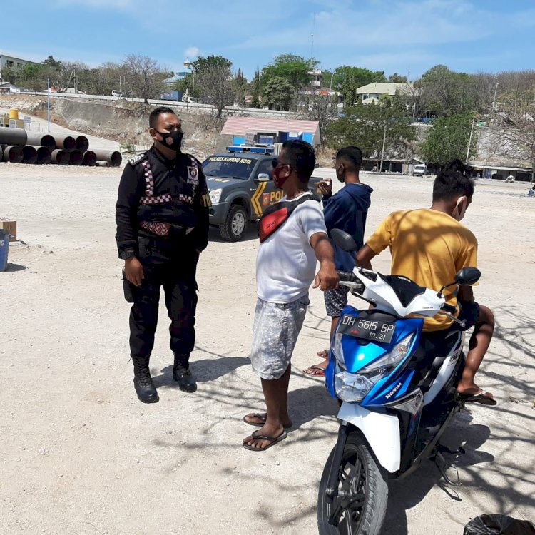 Patroli Sat Sabhara Polres Kupang Kota Himbau Warga Jauhi Kerumunan Dan Selalu Pakai Masker