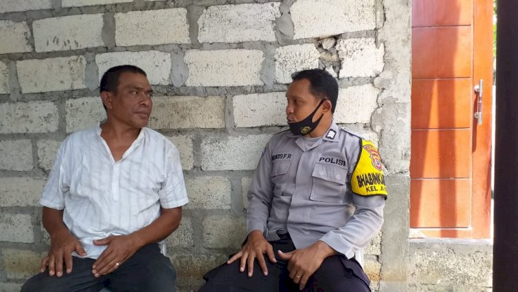 Melalui Sambang, Bhabinkamtibmas Kelurahan Airnona Himbau Protokol Kesehatan dan Ajak Warga Binaan Jaga Situasi Kamtibmas