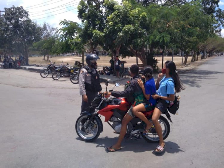 Sat Sabhara Polres Kupang Kota Gencar Berikan Himbauan Adaptasi Kebiasaan Baru