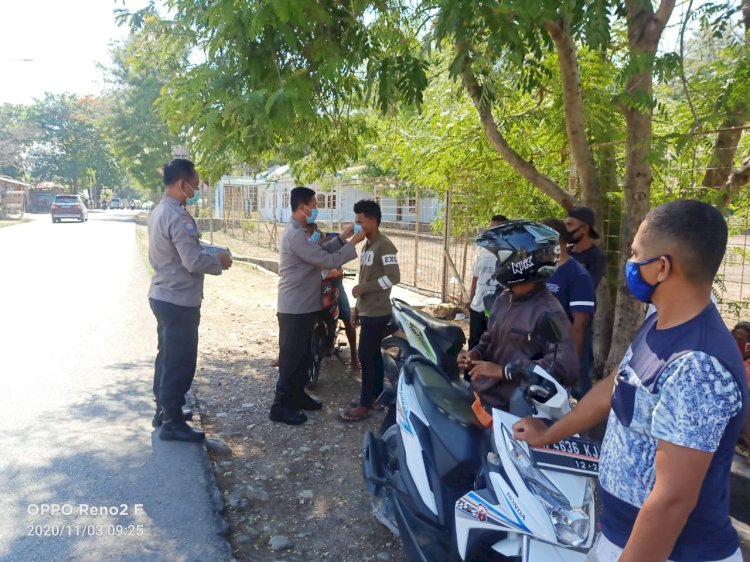 Sat Binmas Polres Kupang Kota Bagikan Masker Serta Menyampaikan Himbauan Pencegahan Covid-19