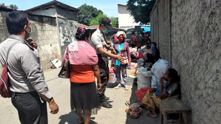 Di Pasar Oeba, Bhabinkamtibmas Polsek Kelapa Lima Tertibkan dan Himbau Warga yang Tidak Gunakan Masker