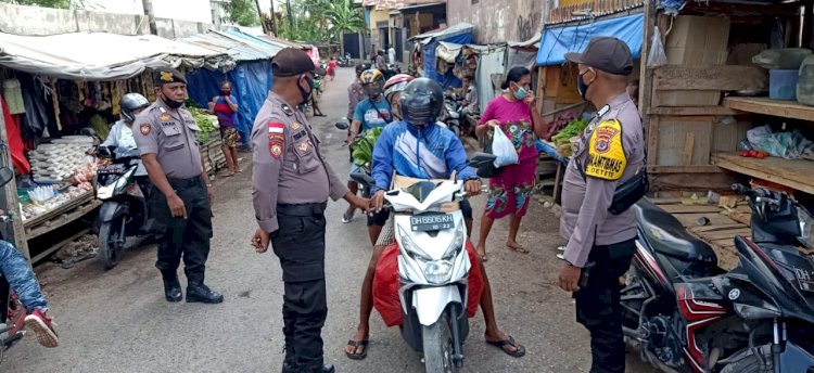 Lawan Virus Corona, Bhabinkamtibmas Polsek Oebobo Laksanakan Operasi Yustisi di Pasar Kasih