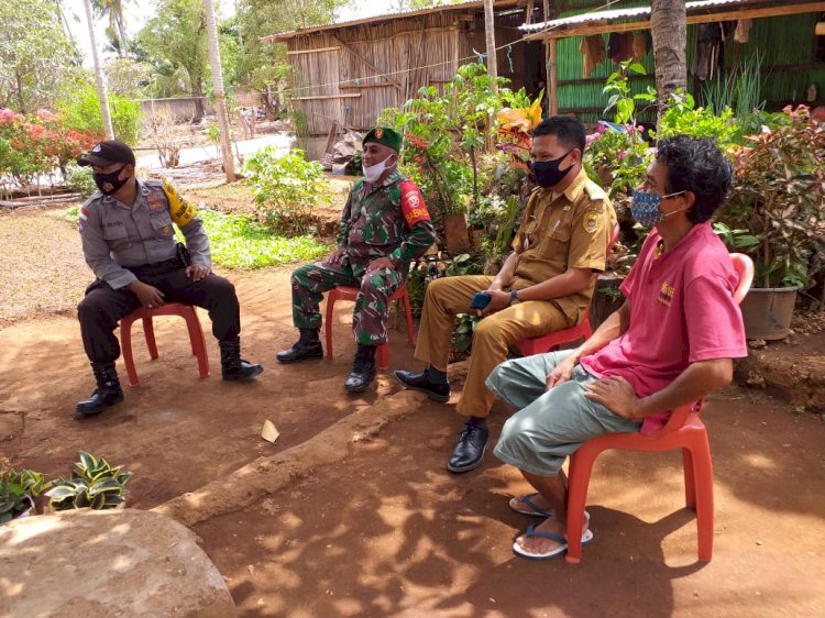 BHABINKAMTIBMAS BERSAMA BABINSA SAMBANGI WARGA SAMPAIKAN HIMBAUAN TERKAIT PENERAPAN PROTOKOL KESEHATAN