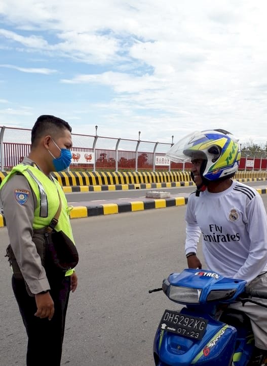 Cegah Penyebaran Virus Corona Bhabinkamtibmas Keluruhan Maulafa Laksanakan Operasi Yustisi Penertiban Penggunaan Masker