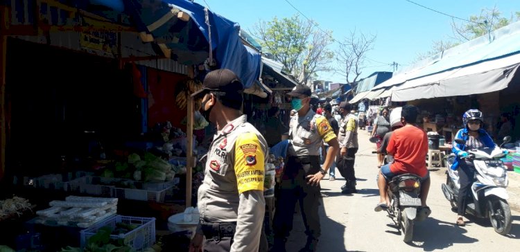 Upaya Memutus Rantai Penyebaran Covid-19 Bhabinkamtibmas Kelurahan Oesapa Barat Laksanakan Operasi Yustisi di Pasar Oesapa