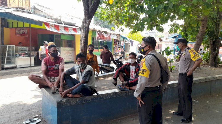 Cegah Penyebaran Virus Corona Para Bhabinkamtibmas Polsek Kelapa Lima Melaksanakan Pendisiplinan Protokol Kesehatan Di Terminal Kupang