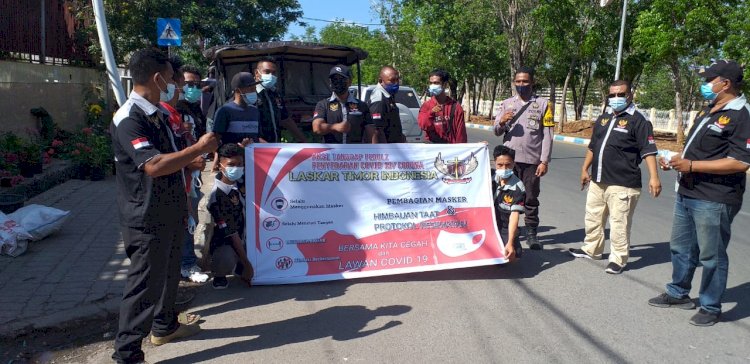 Bhabinkamtibmas Bersama Komunitas Laskar Timur Indonesia Melaksanakan Himbaun Protokol Kesehatan Dan Pembagian Masker Di Pasar Kasih