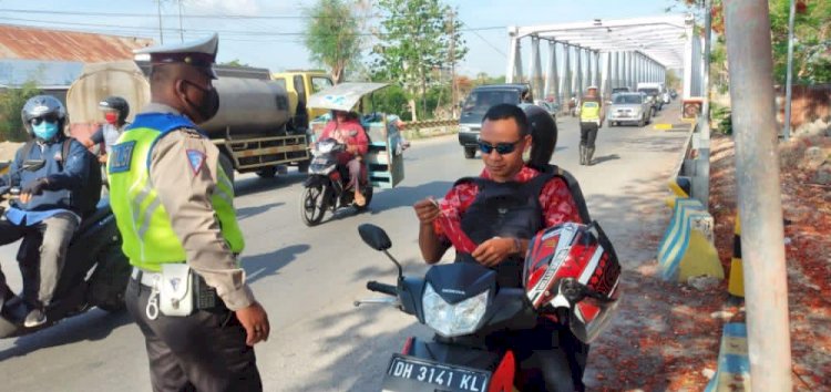 SATLANTAS POLRES KUPANG KOTA TEGUR PENGENDARA TAK PAKAI MASKER