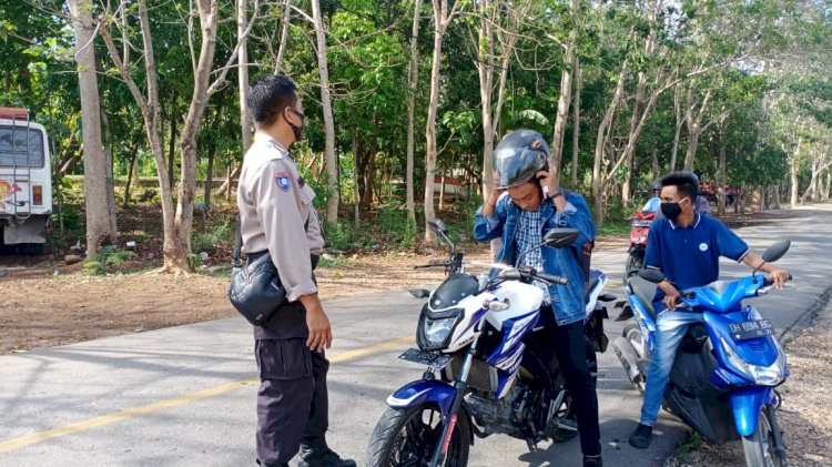 Lawan Covid-19, Bhabinkamtibmas Keluruhan Oepura Melaksanakan Operasi Yustisi Penertipan Penggunaan Masker