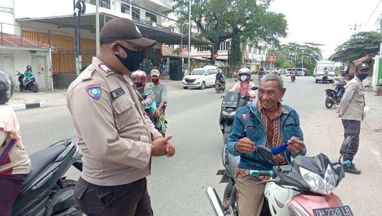 Operasi Yustisi, Bhabinkamtibmas Kelurahan Kolhua Laksanakan Penertiban Penggunaan Masker Kepada Masyarakat Yang Beraktivitas DiLuar Rumah