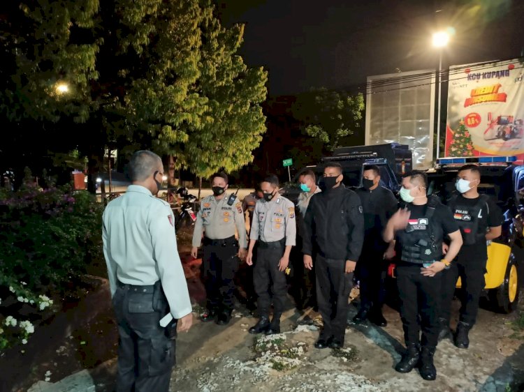 Lawan Covid-19, Sat Sabhara Polres Kupang Kota Melaksanakan Patroli Malam Sampaikan Imbauan Cegah Penyebaran Covid-19